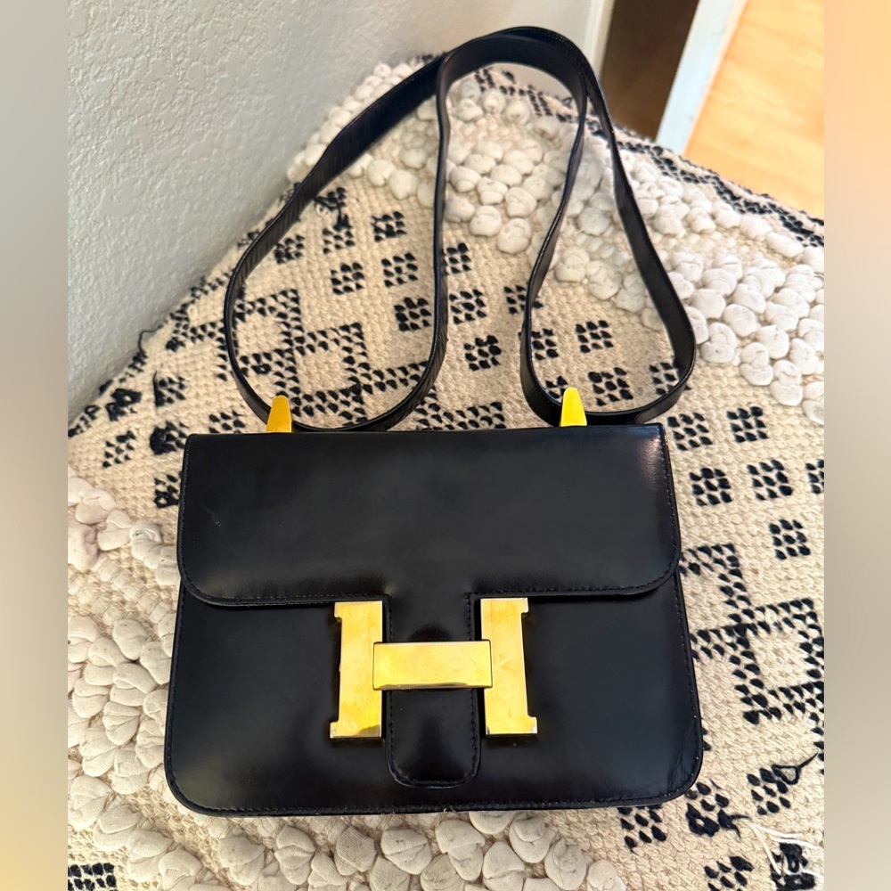 Vintage Black Leather Inspired Shoulder Bag – Gold H Clasp